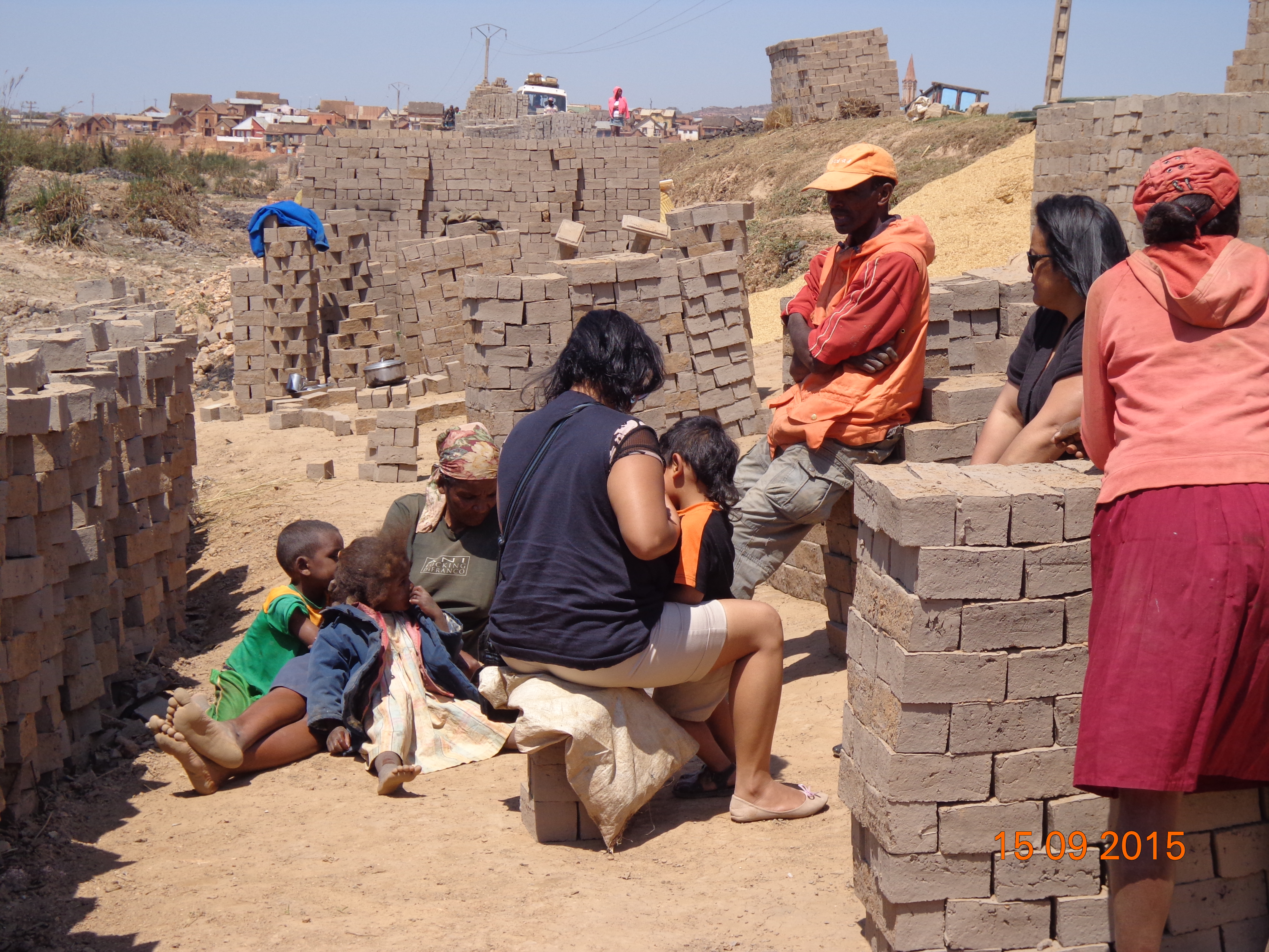 La famille d'Evelyne à la pause du midi sur le chantier de fabrication des briques